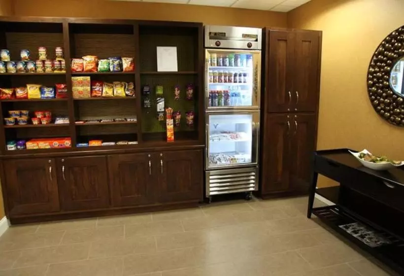 هتل Holiday Inn Express & Suites Huntsville Airport, An Ihg