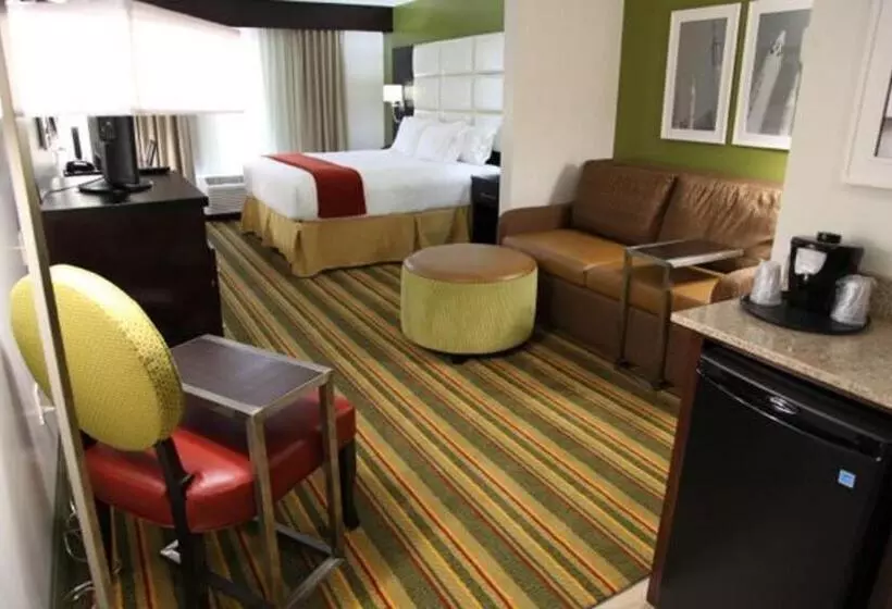 هتل Holiday Inn Express & Suites Huntsville Airport, An Ihg