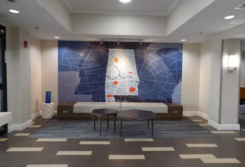 هتل Holiday Inn Express & Suites Huntsville Airport, An Ihg