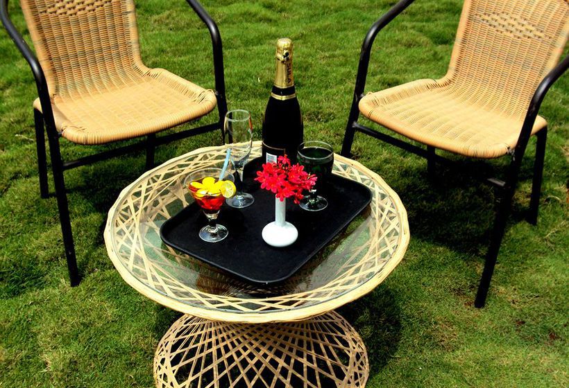 בית מלון כפרי The Goan Village Beach Resort , Goa