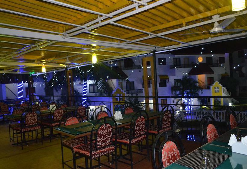 בית מלון כפרי The Goan Village Beach Resort , Goa