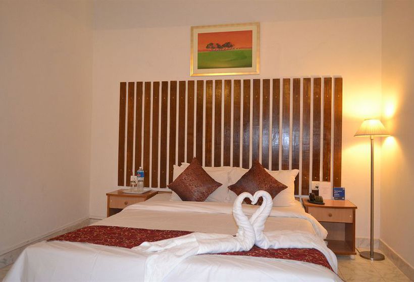 בית מלון כפרי The Goan Village Beach Resort , Goa