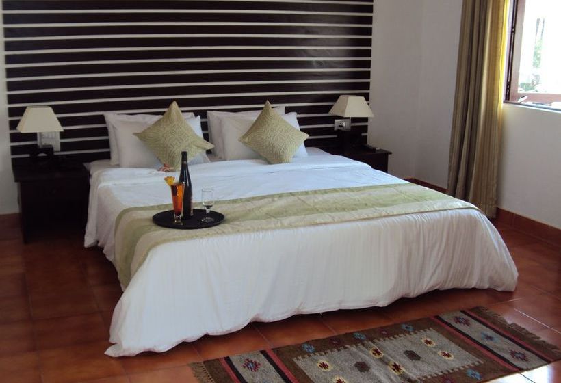 בית מלון כפרי The Goan Village Beach Resort , Goa