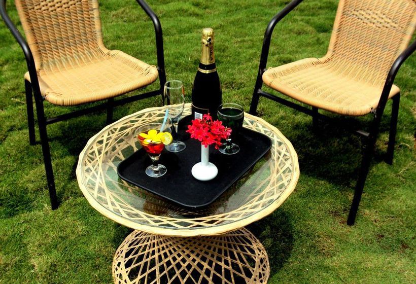 בית מלון כפרי The Goan Village Beach Resort , Goa