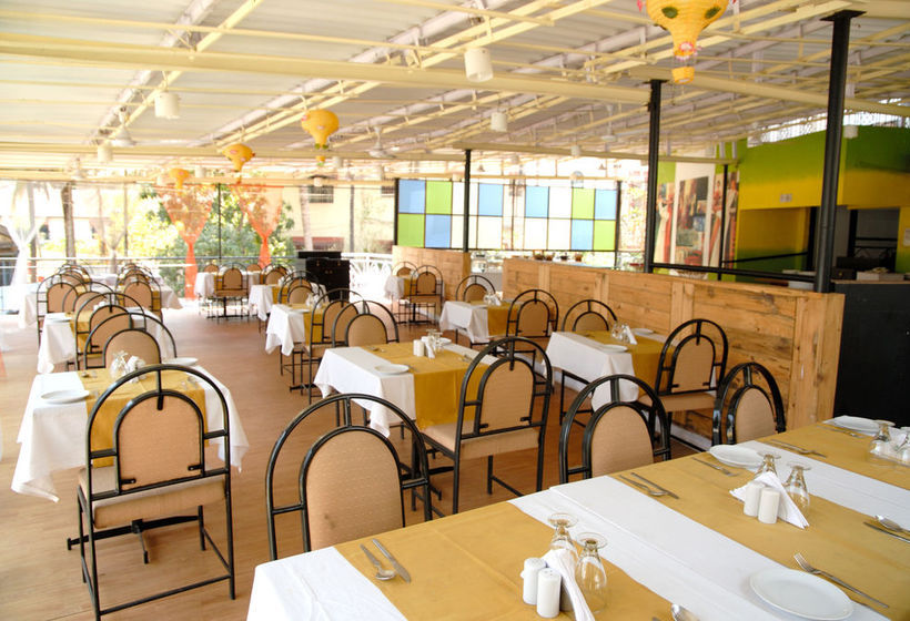 בית מלון כפרי The Goan Village Beach Resort , Goa