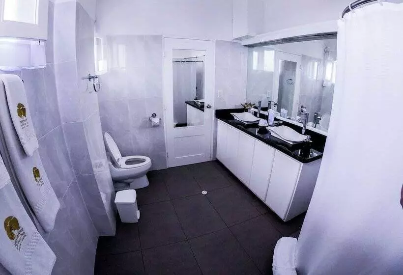 בית מלון כפרי Angermeyer Waterfront Inn