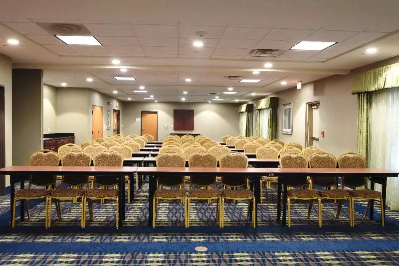 ホテル Holiday Inn Express And Suites Urbandale Des Moines, An Ihg