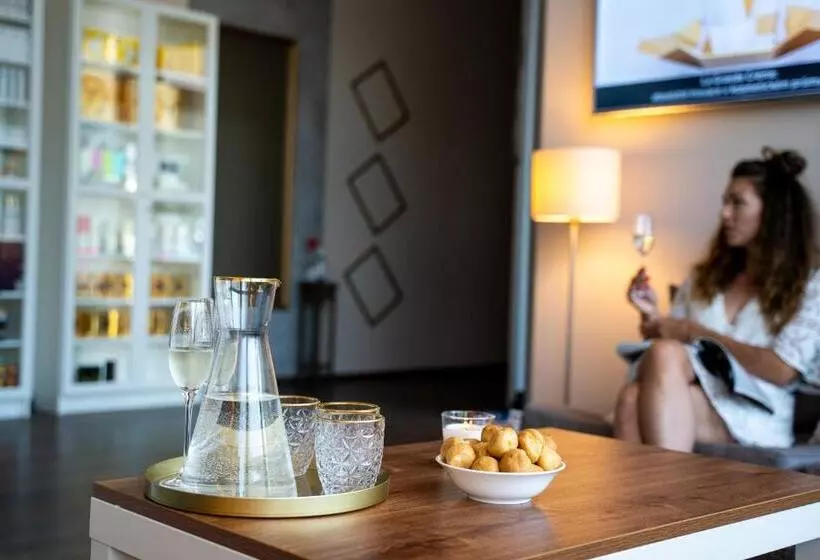 هتل Park Holiday Congress & Wellness