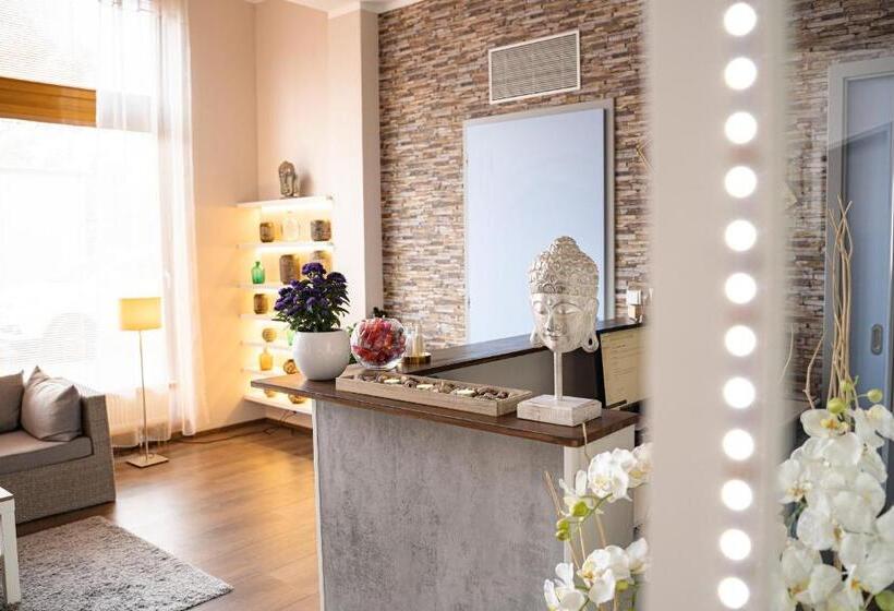 هتل Park Holiday Congress & Wellness