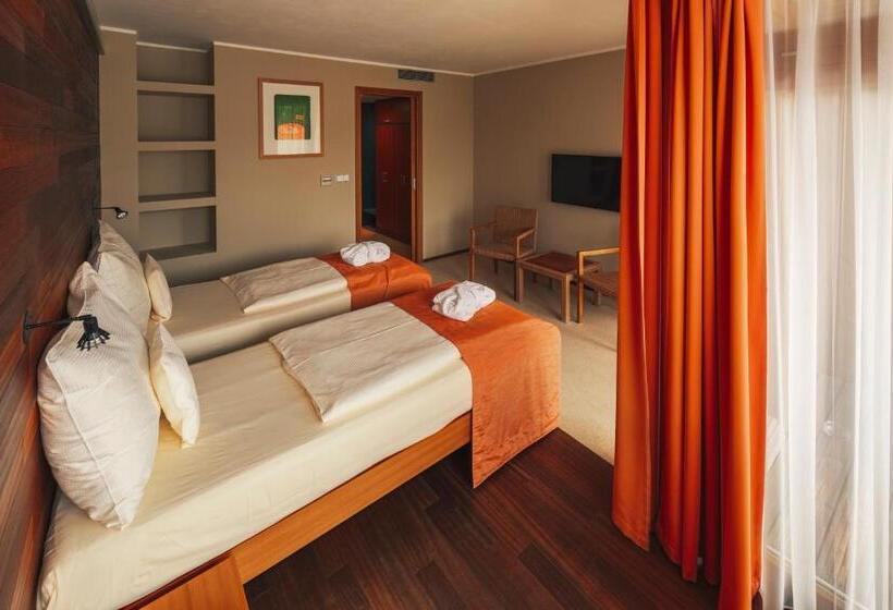 هتل Park Holiday Congress & Wellness