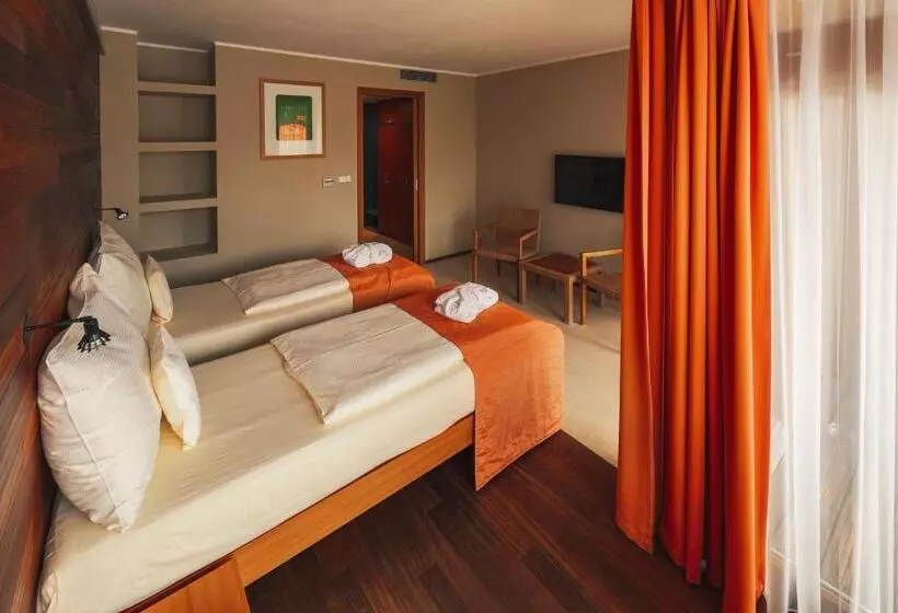 هتل Park Holiday Congress & Wellness