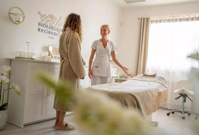 هتل Park Holiday Congress & Wellness