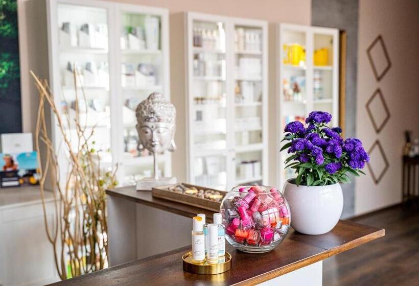 هتل Park Holiday Congress & Wellness