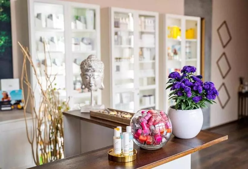 هتل Park Holiday Congress & Wellness