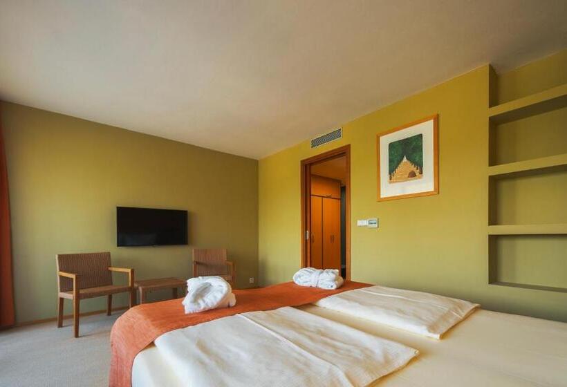 هتل Park Holiday Congress & Wellness