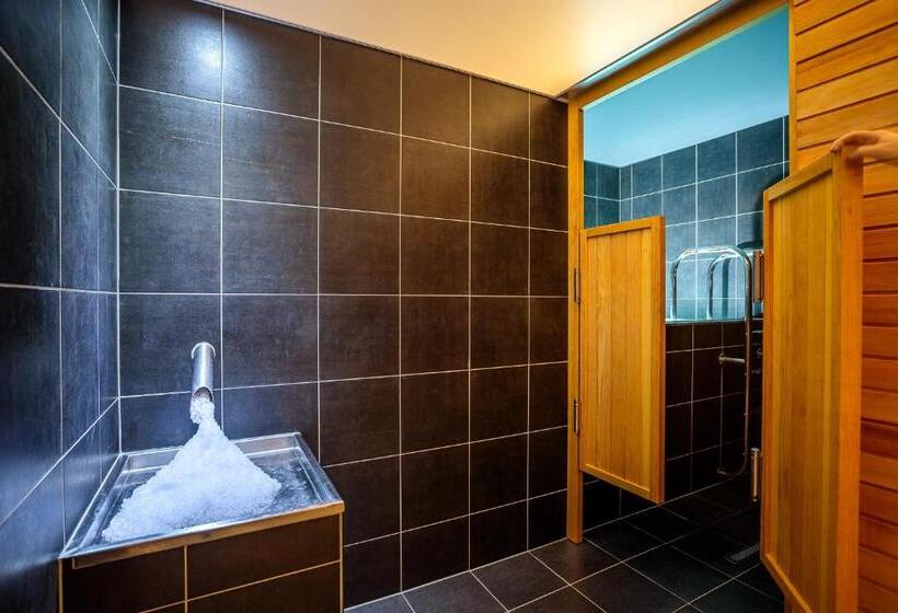 هتل Park Holiday Congress & Wellness