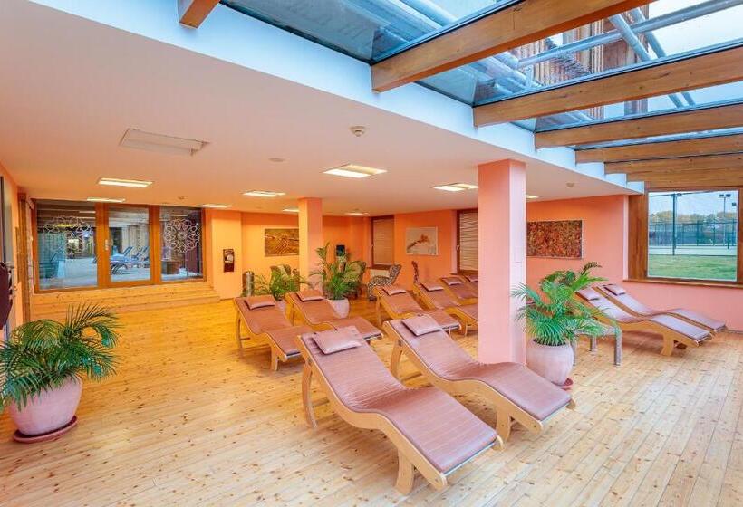 هتل Park Holiday Congress & Wellness