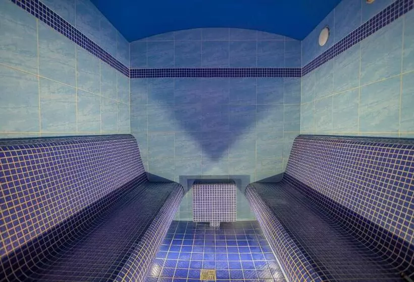 هتل Park Holiday Congress & Wellness