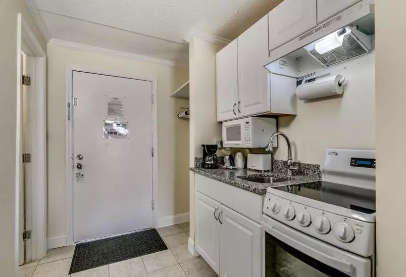 Sea Hawk Oceanfront Motel