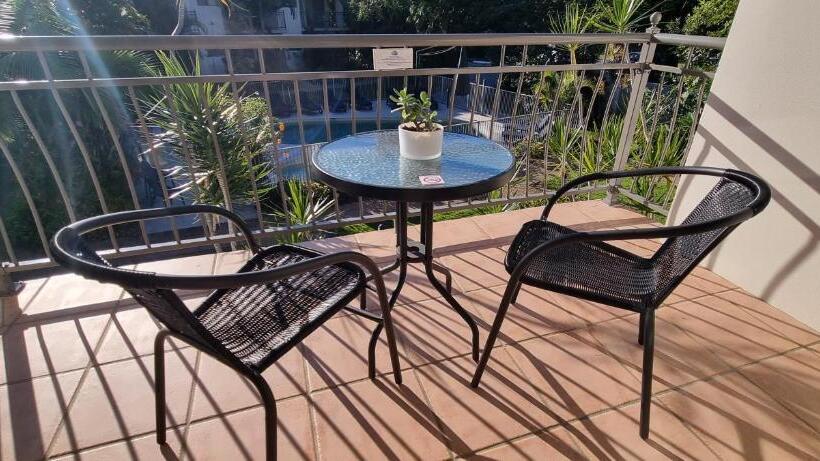 Отель Noosa River Retreat Holiday Apartments