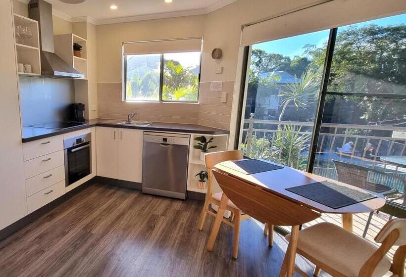 Отель Noosa River Retreat Holiday Apartments