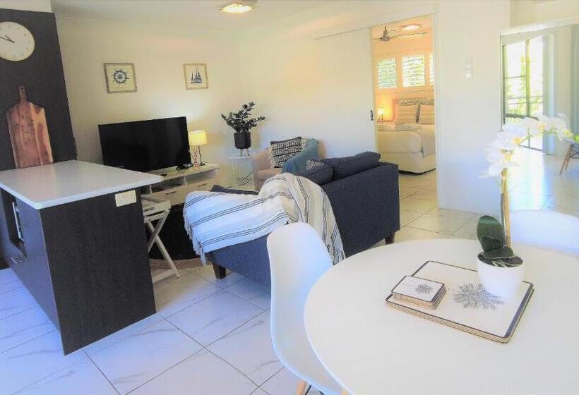 Отель Noosa River Retreat Holiday Apartments