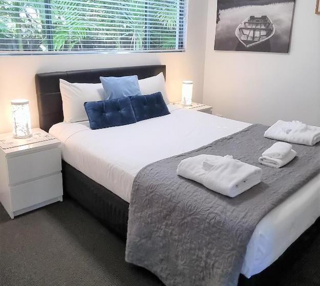 Отель Noosa River Retreat Holiday Apartments