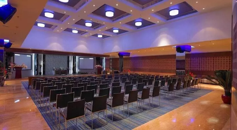 ホテル Royal Orchid Central Kireeti Hampi Hospet