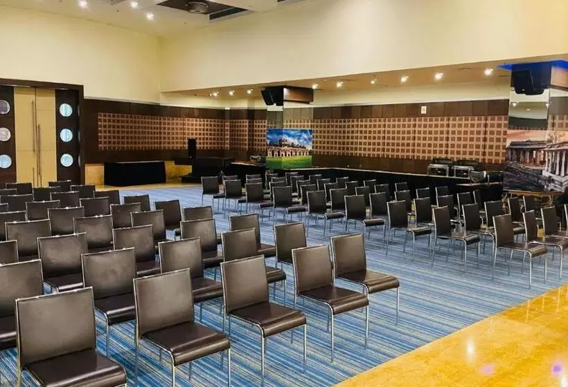 ホテル Royal Orchid Central Kireeti Hampi Hospet