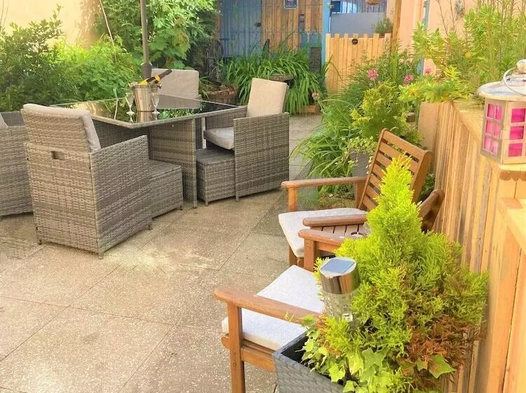 Отель The Briars