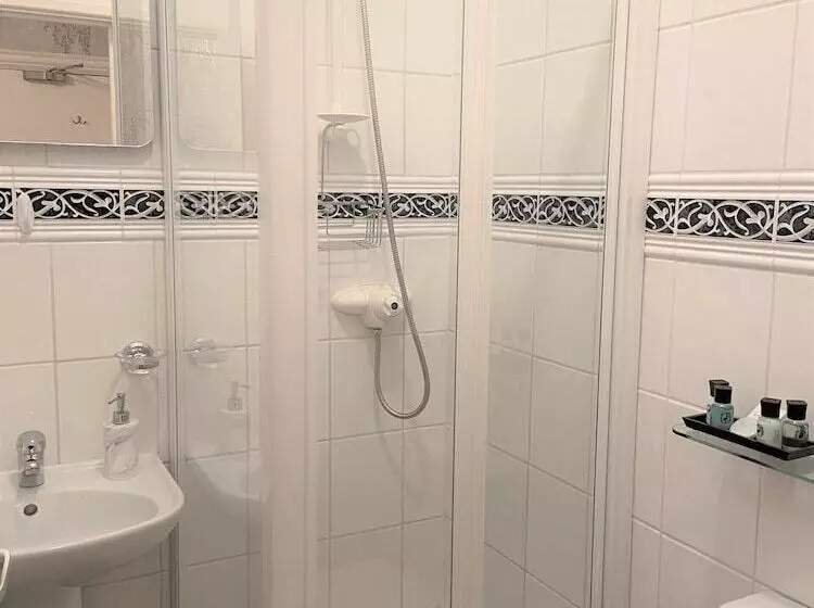 Отель The Briars