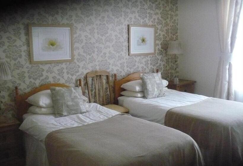 Отель The Broadfield