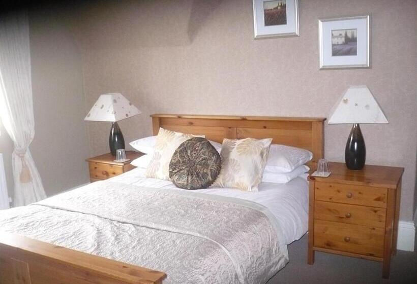 Отель The Broadfield