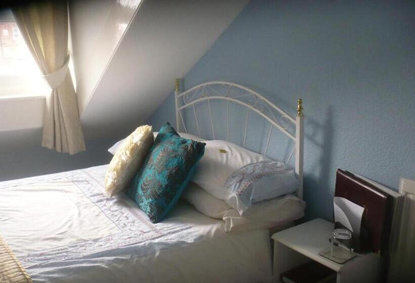 Отель The Broadfield