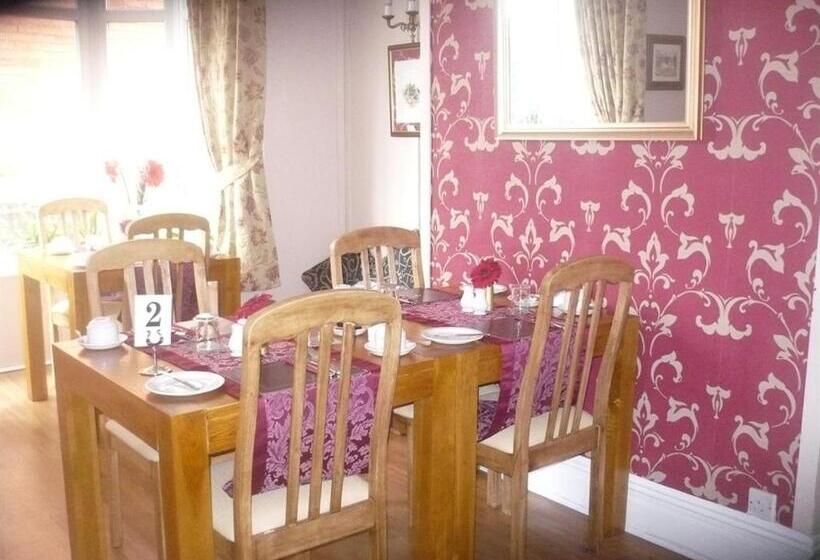 Отель The Broadfield