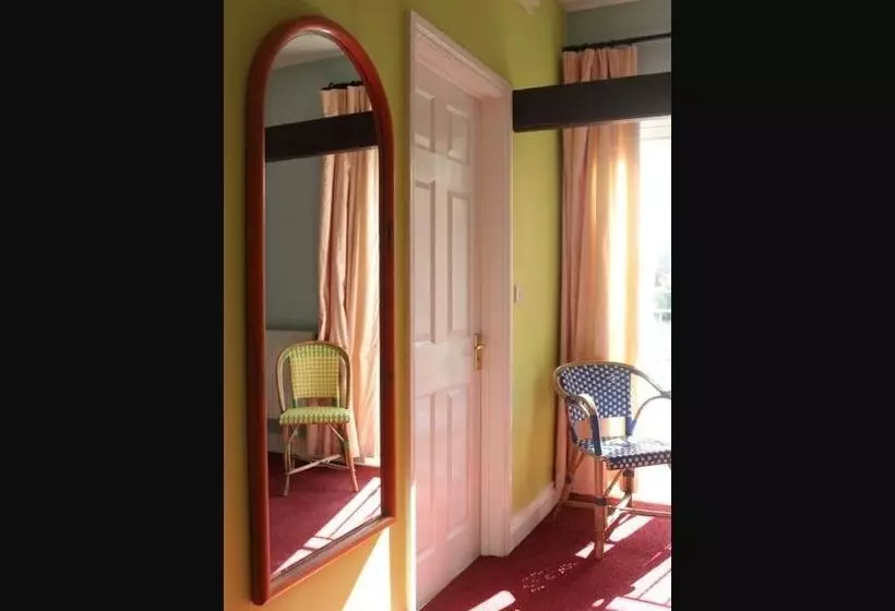 ホテル The Roebuck Inn