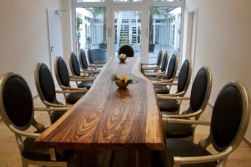 Burns Art & Culture Suitehotel