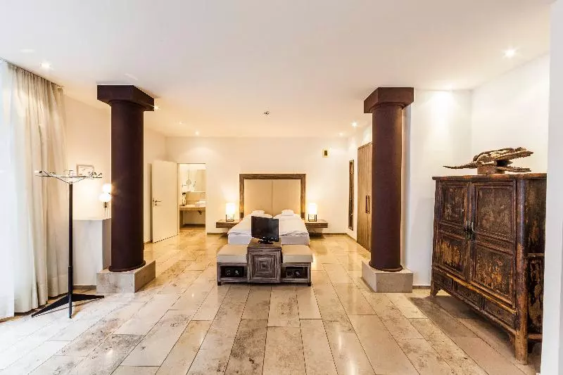 Burns Art & Culture Suitehotel