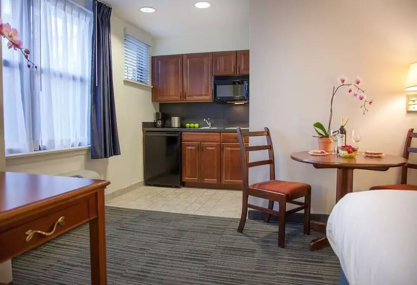 酒店 Federal City Inn & Suites