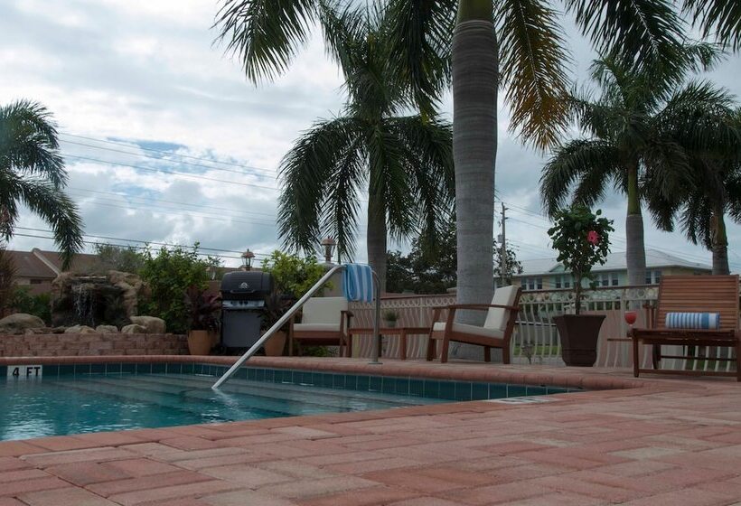 ホテル Hibiscus Suites  Sarasota