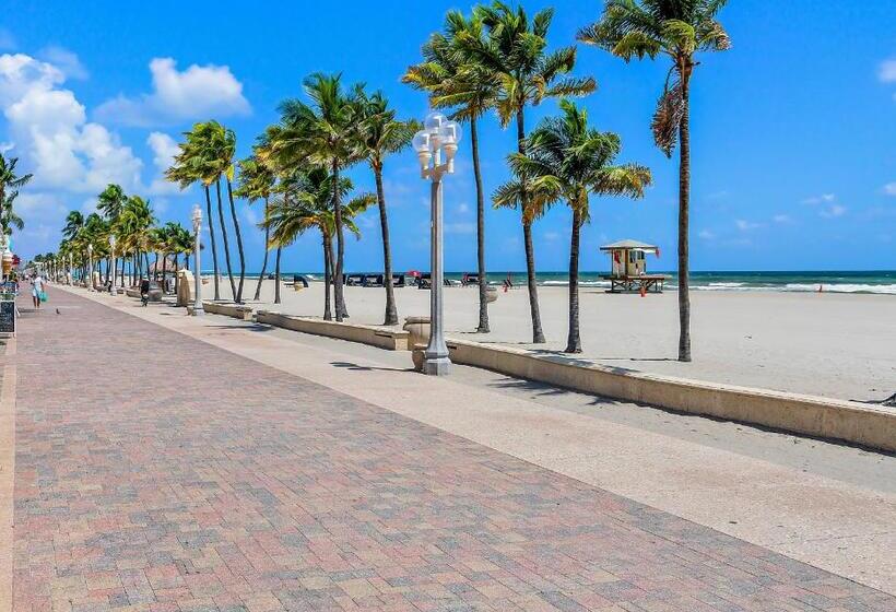 בית מלון כפרי Hollywood Beachside Boutique Suite