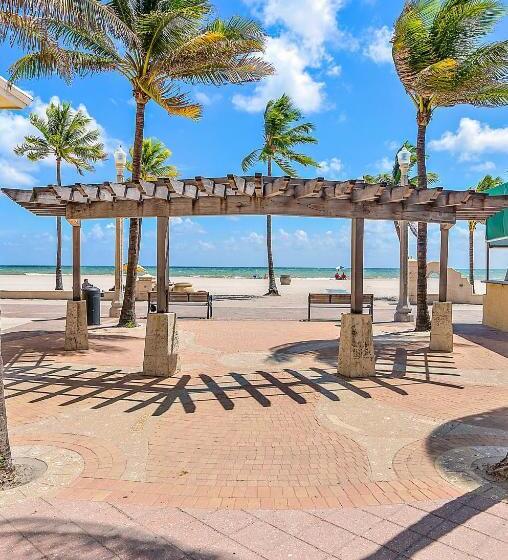 בית מלון כפרי Hollywood Beachside Boutique Suite