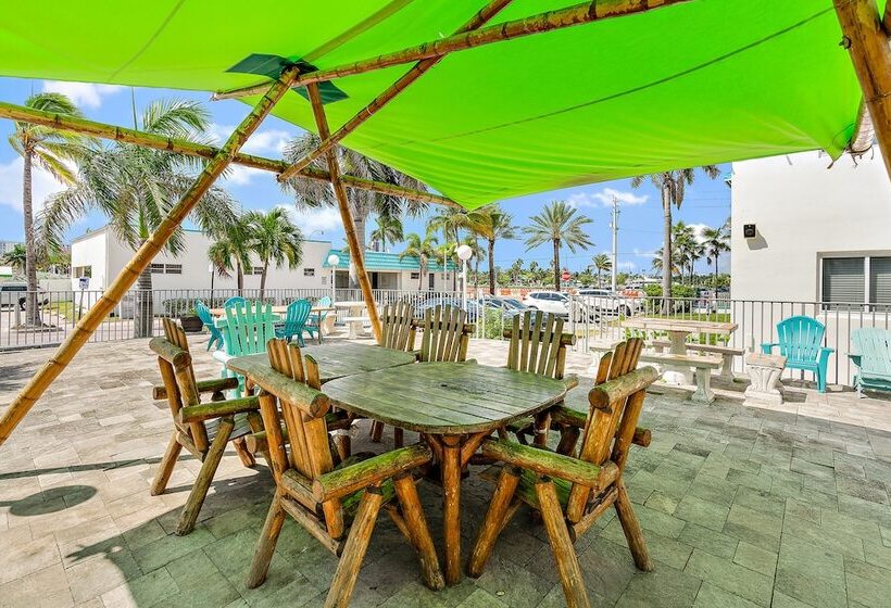 בית מלון כפרי Hollywood Beachside Boutique Suite