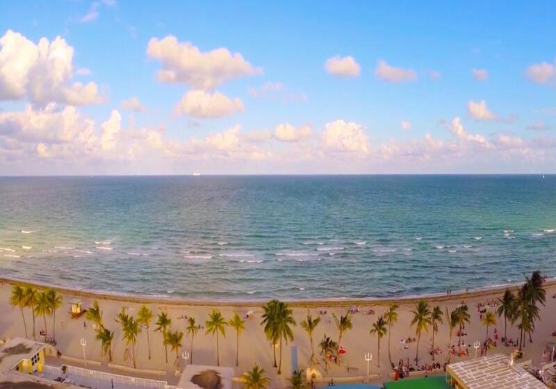 בית מלון כפרי Hollywood Beachside Boutique Suite