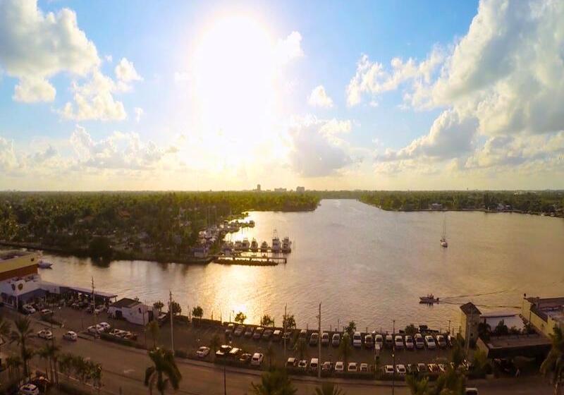 בית מלון כפרי Hollywood Beachside Boutique Suite