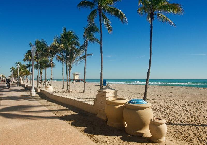 בית מלון כפרי Hollywood Beachside Boutique Suite