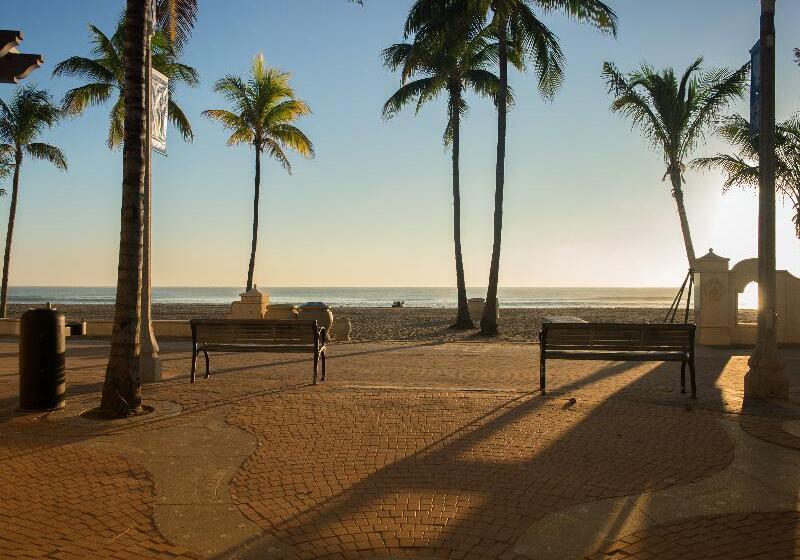 בית מלון כפרי Hollywood Beachside Boutique Suite