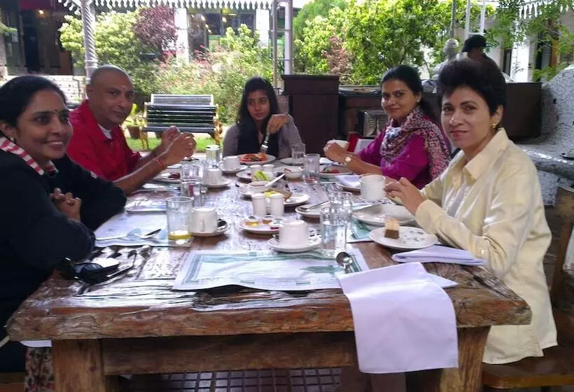 هتل Indeco Lake Forest