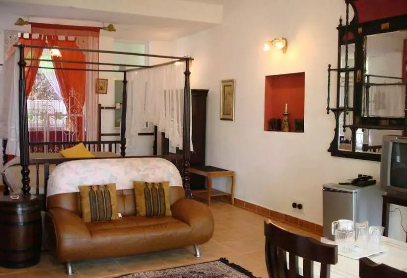 هتل Indeco Lake Forest