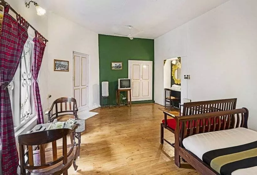 هتل Indeco Lake Forest